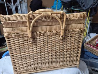 New wicker picnic basket
