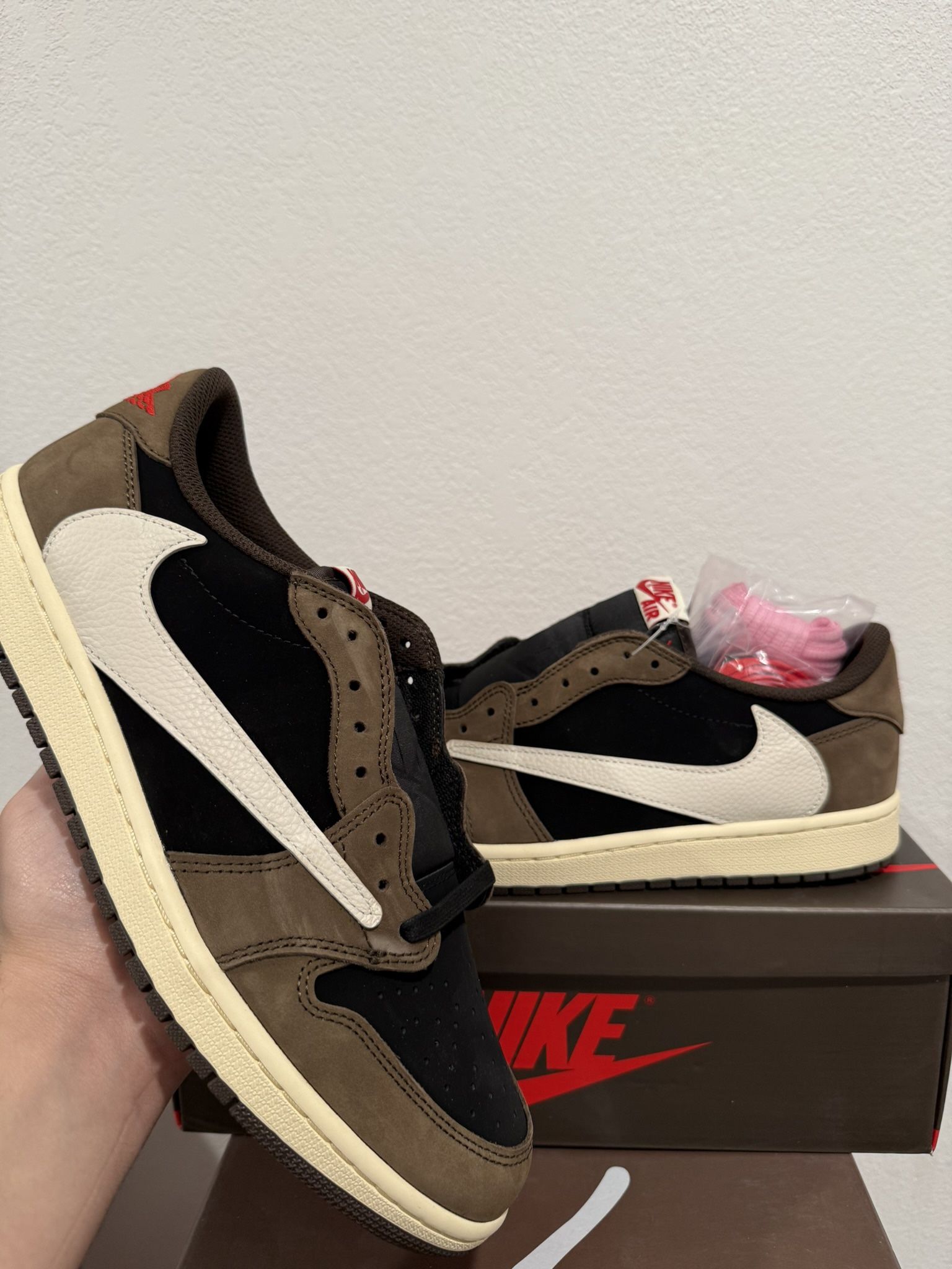 Nikew air jordan 1 low travis scott dark mocha size 7,7.5,8,8.5,9,9.5,10,10.5,11,12
