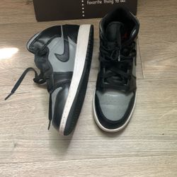 Jordan  1 mid  Size 4.5y 
