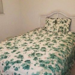 Beautiful Green And White  Ivey Plant With Pink Flowers Comforter Set...Size Full/Queen..Comes With 2 Pillow Shams And Comforter..Like NEW!