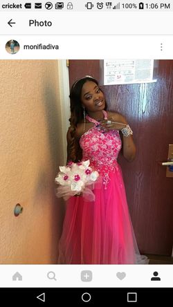 Only wear 1 time ,its a size 4 can wear to a prom are a wdding.