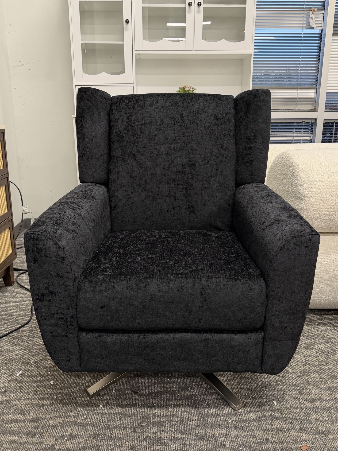 Woodmere Black Fabric Swivel Club Chair. Last one — clearance price. 💰110$