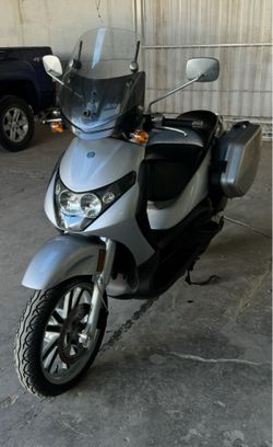 Piaggio Italian Scooter Quality Made by Vespa Gas Saver - 2005 Piaggio BV 200