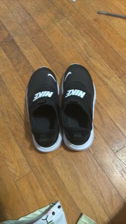Black Nike sports shoes size 4 youth