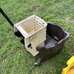 Bucket With Side Wringer 