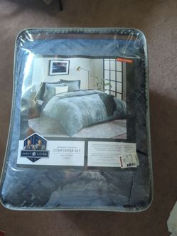 Scott Living Mirrored Chevron Comforter set  Full/Queen