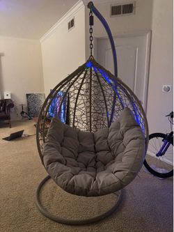 Hanging chair with cushion