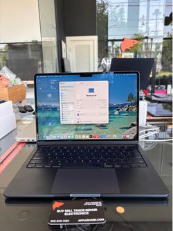 MacBook Air 13” M2 Chip 8GB Ram 256SSD! 90 Day warranty! We offer financing.