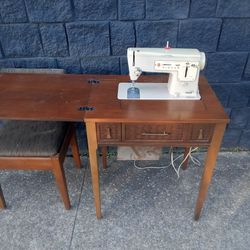 Vintage Singer Stylist Zig Zag Model 457 With Original Desk And Chair 