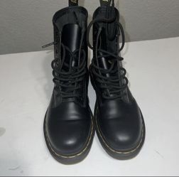 DOC MARTINS  LACEUP BOOTS Size 6
