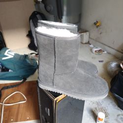 Kookaburra Uggs. Size 6.