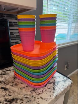 12 Party plates and matching cups with cup holders NEW