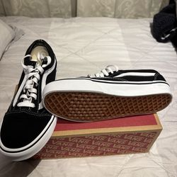 Vans, black and white , size 5.5 in us men , 7.0 us women