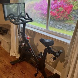Peloton Bike (2023) Excellent Condition – Lightly Used