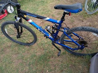 Giant mountain bike high end very lightweight good shape ready to ride no offers no trade 75th Ave Indian School serious buyers only please