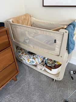 Snuz basinet - practically new