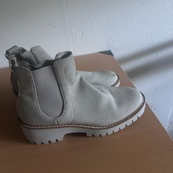 Coconut Grey Boots Women’s Size 7