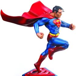 Noble Collection – Superman Comic Book Edition Resin Statue Sculpture