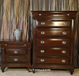 Nice wooden modern set of chest dresser & night stand in good condition all drawers working driveway pickup.
Dres. L40"*W18"*H57"
Side T.L30"*W18"*H30