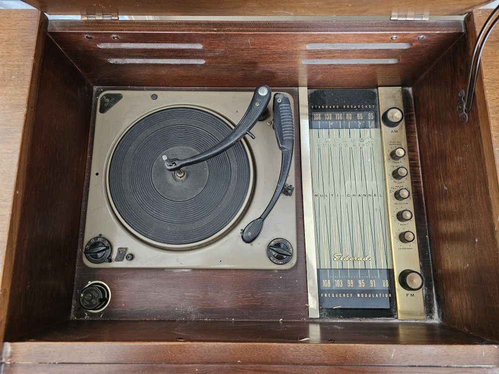 Record Player/ Radio/ Antique
