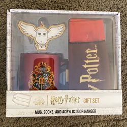Harry Potter 12 oz Mug, Socks and Acrylic Décor Gift Set (NEW)