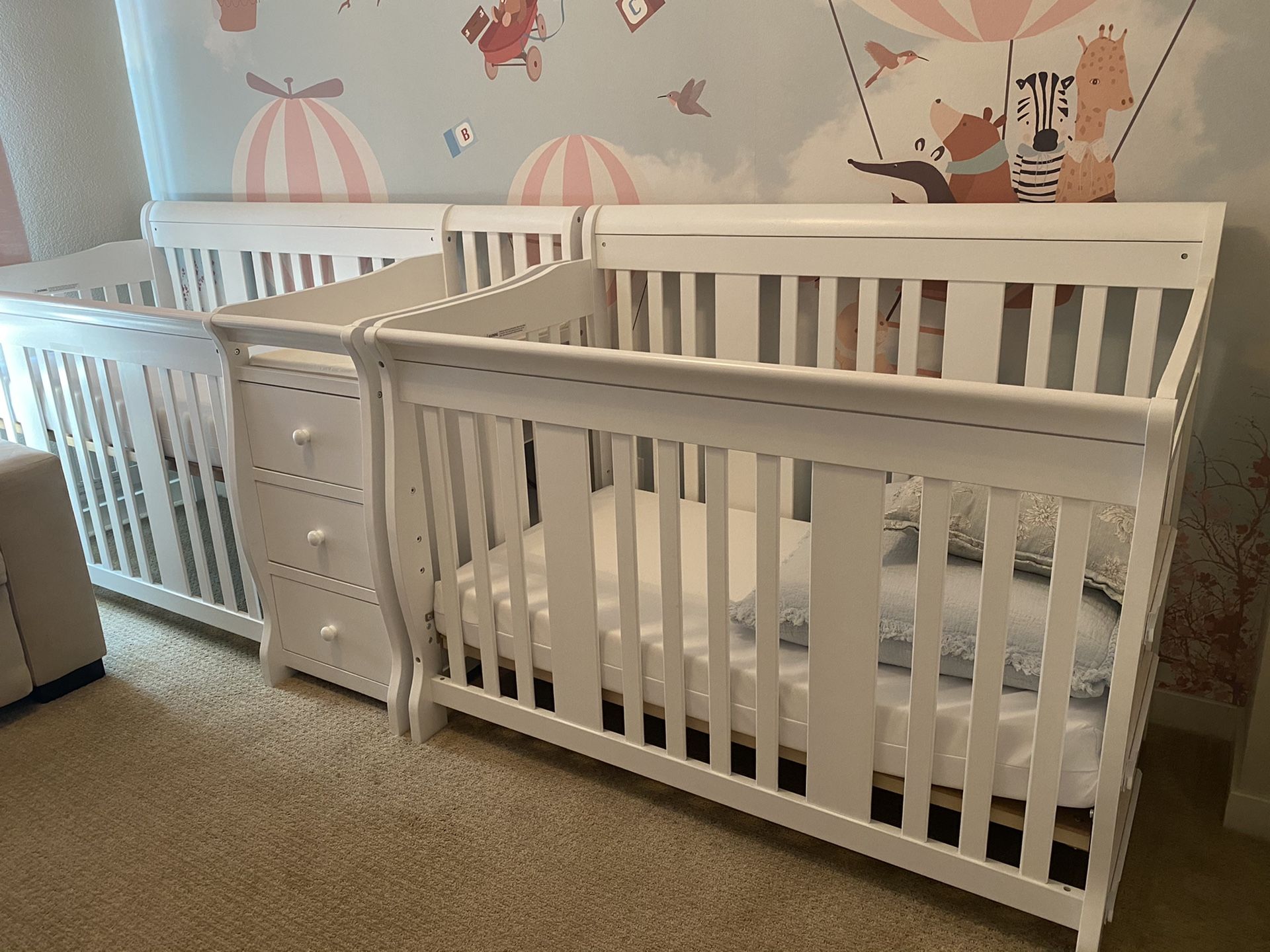 Baby Crib and Changing Table combo! Mattress included