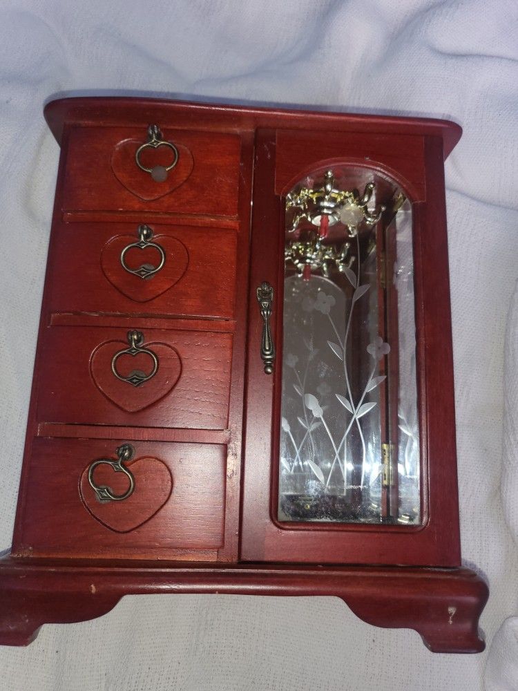 Vintage Jewelry Box !