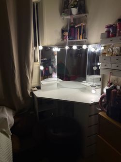 Corner vanity with light ( replaceable lights)