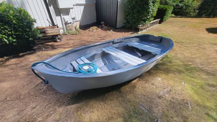 10' Fiberglass boat with bench seats