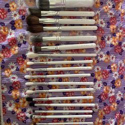 Lot Of 20 Cosmetic Make Up Brushes 