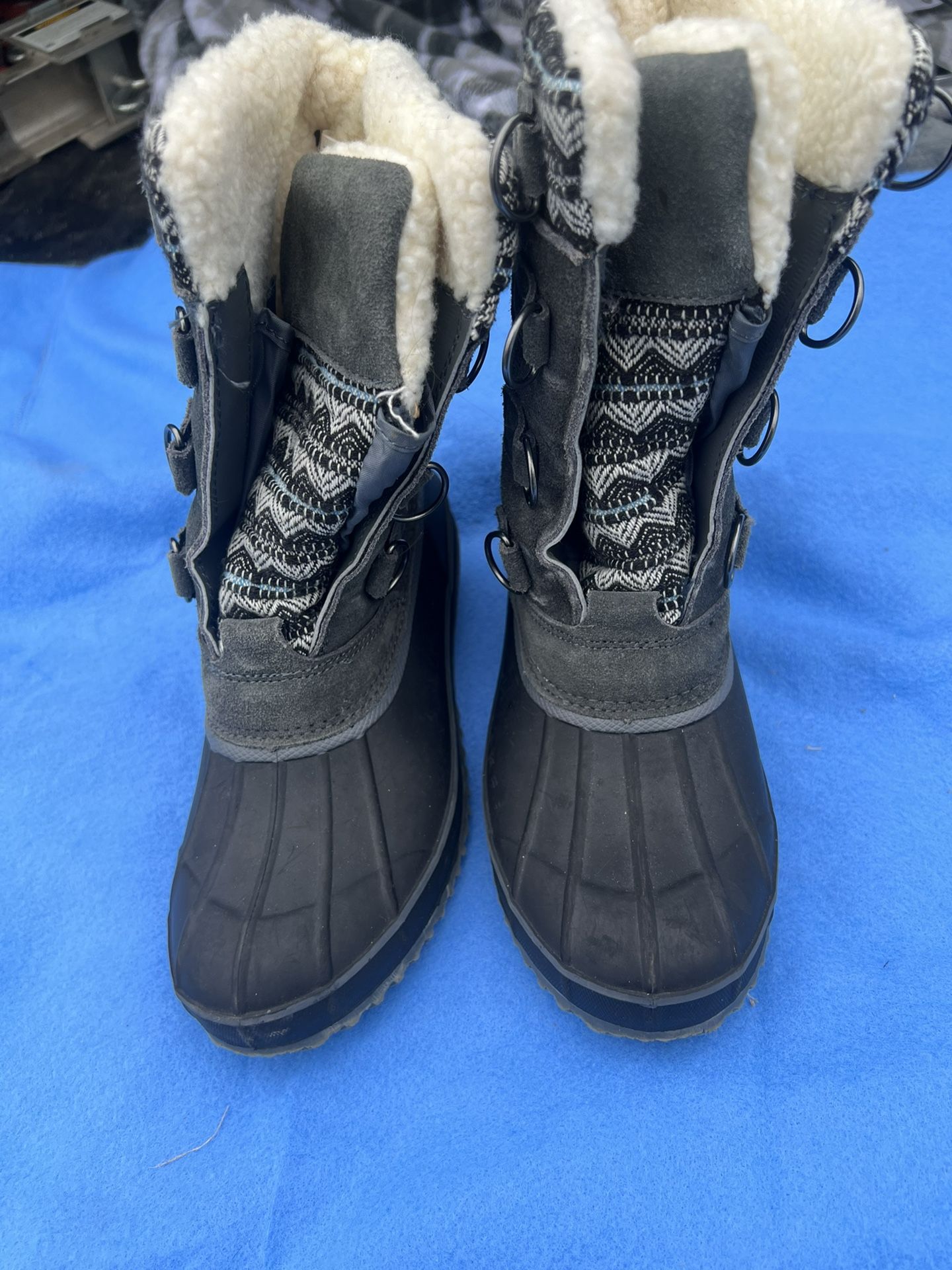 KHOMBU Women’s Boots Size 7 . Used in Great Condition