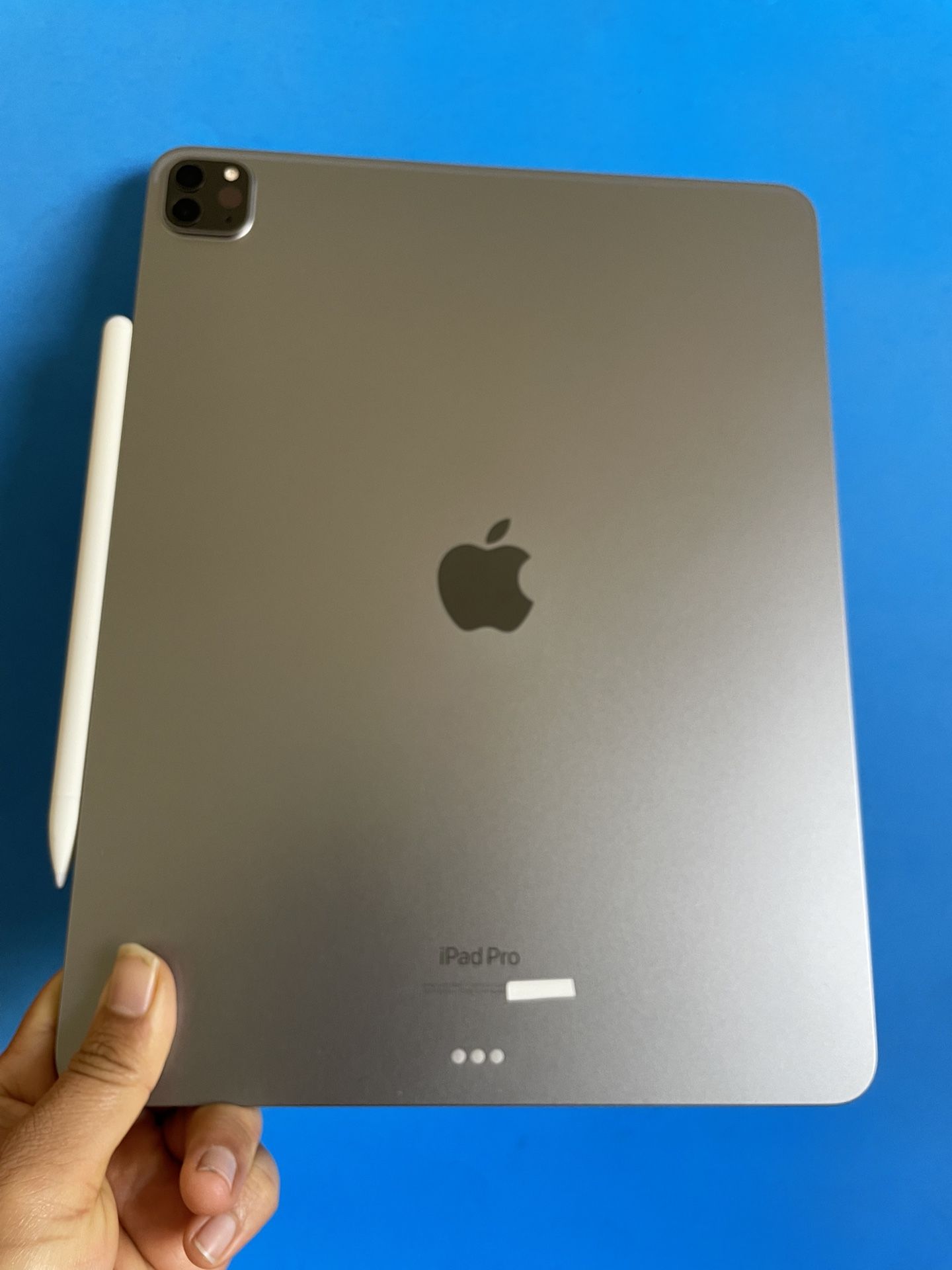Apple IPad Pro 12.9” 6th Generation (M2 chip / Liquid XDR display/ 2022 ) 128GB with keyboard, pen & Accessories (1TB $1099)