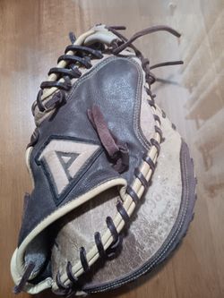 Akadema. Catcher Mitt.