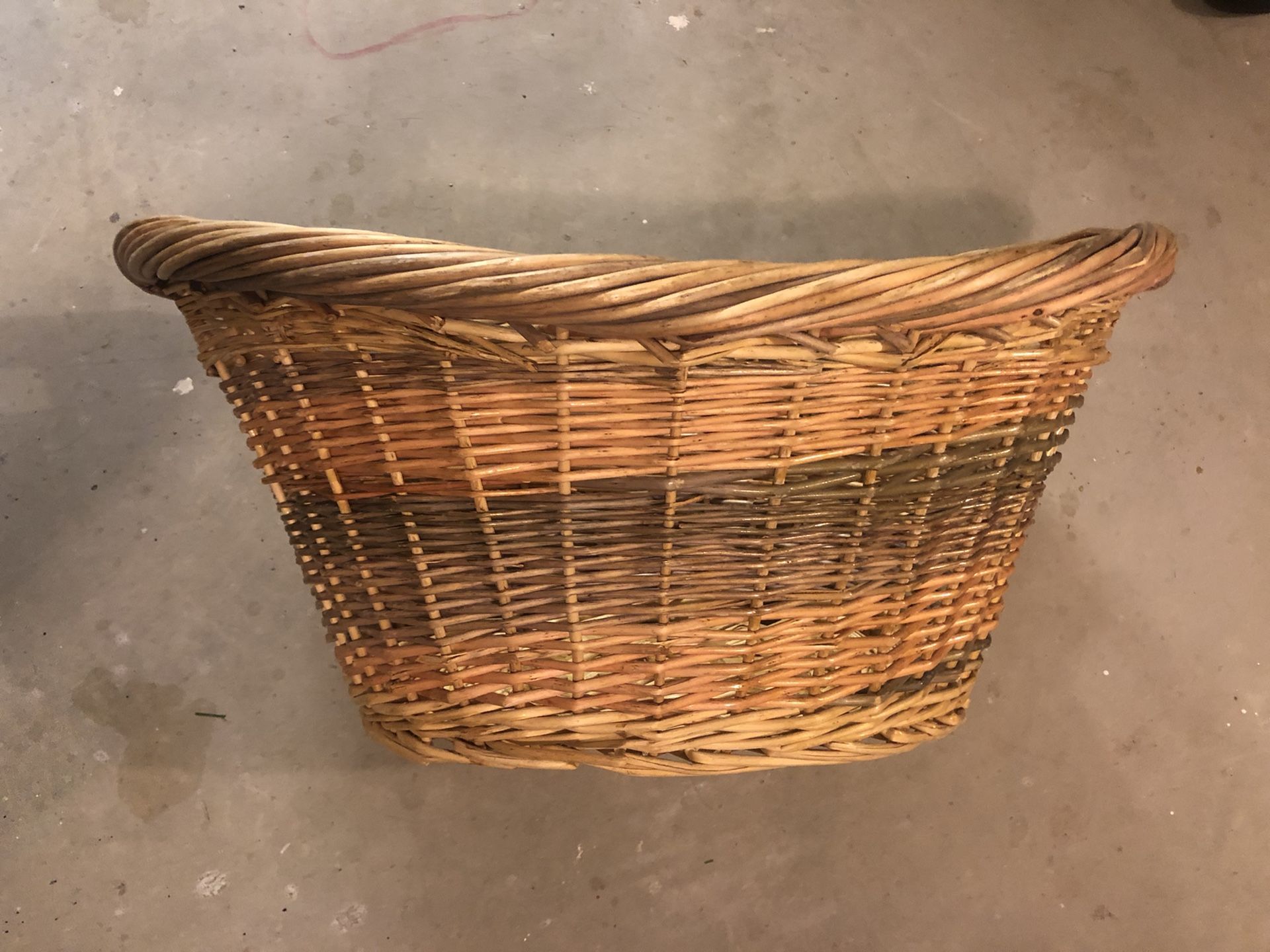 Wicker basket / laundry basket