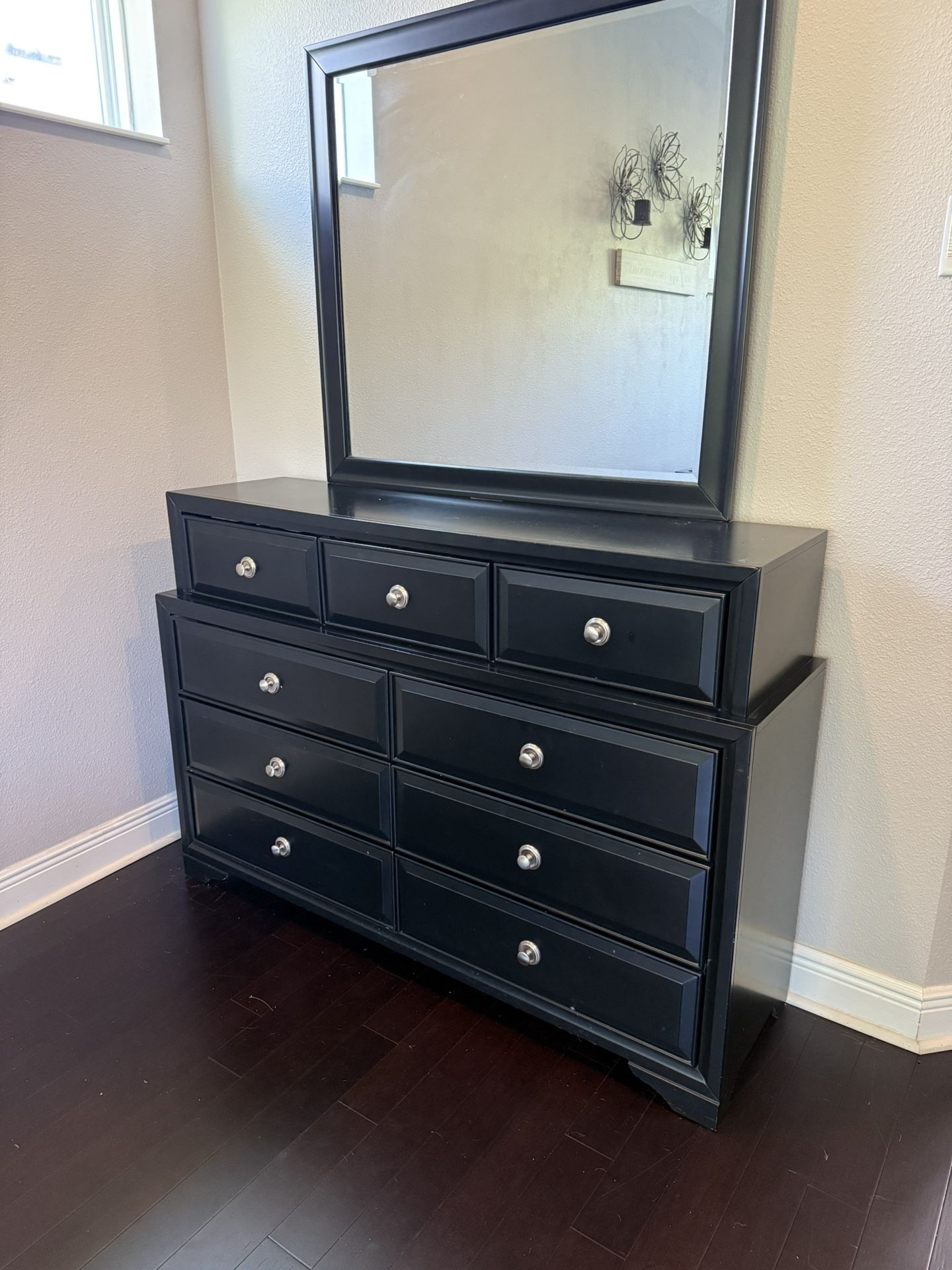Dresser with Mirror + 2 Nightstands – Rooms To Go