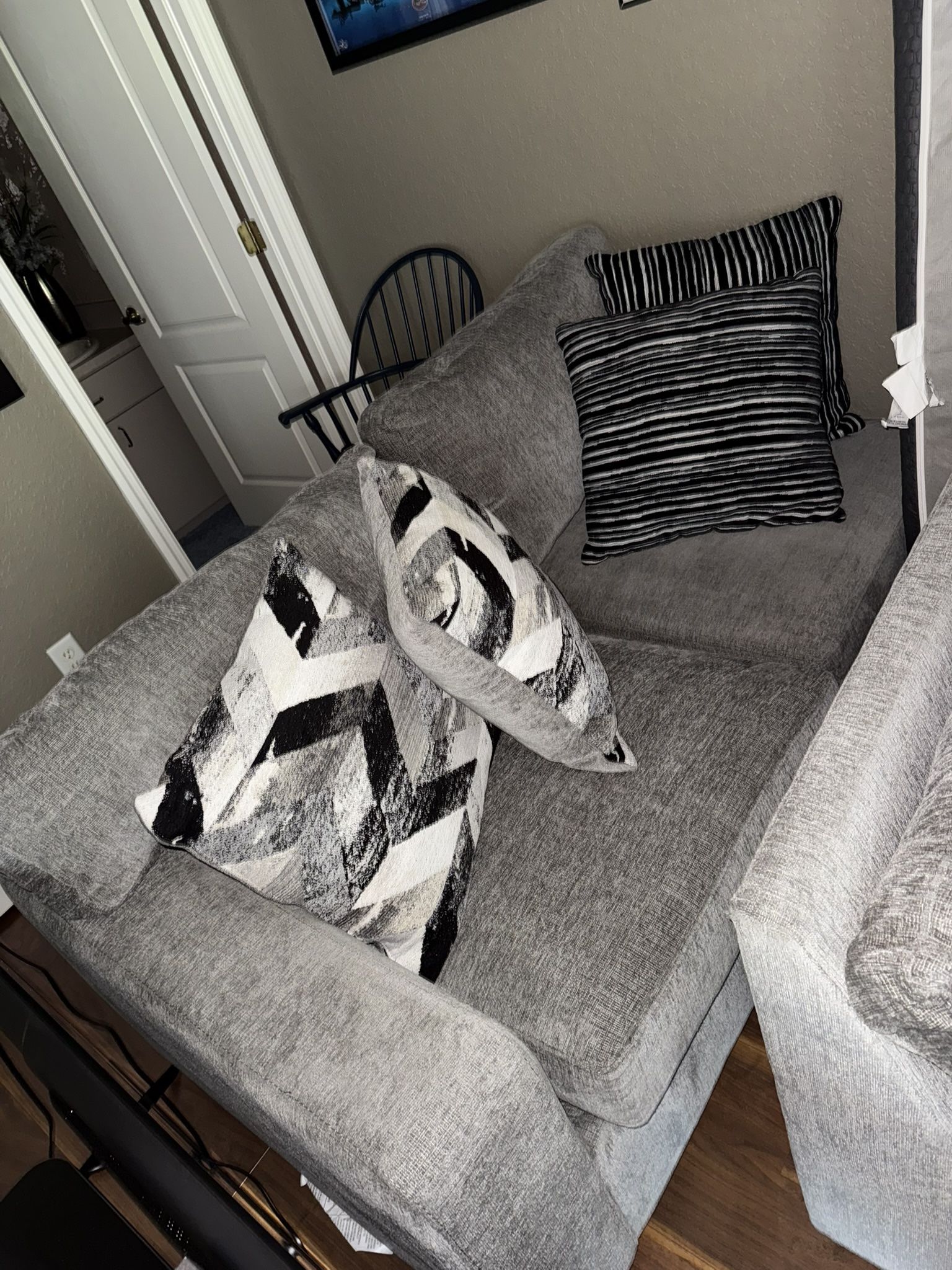 Rooms To Go Dekker Couch + 6 Extra Cushions