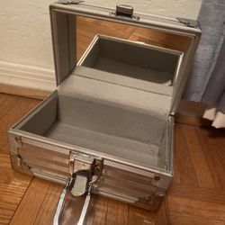 Small metal caboodle