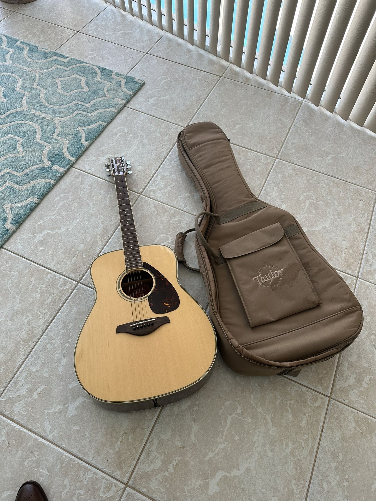 Yamaha FG730S + Taylor Guitar Case
