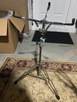 SNARE DRUM W/STAND PROFESSIONAL QUALITY BARELY USED NEW CONDITION $89