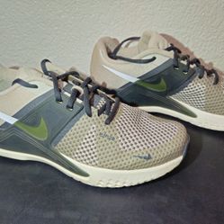 NIKE MENS  SIZE 11   $15