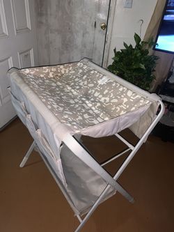 Baby changing table with pockets