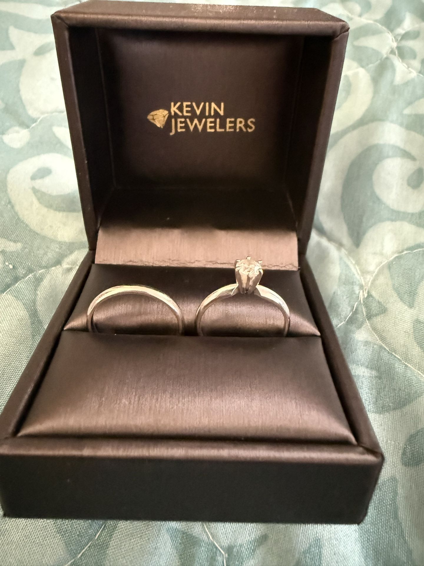 Diamond wedding ring with a 14k gold setting