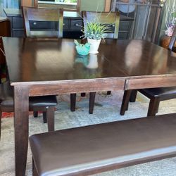 New Condition Dining Set Solid Wood 