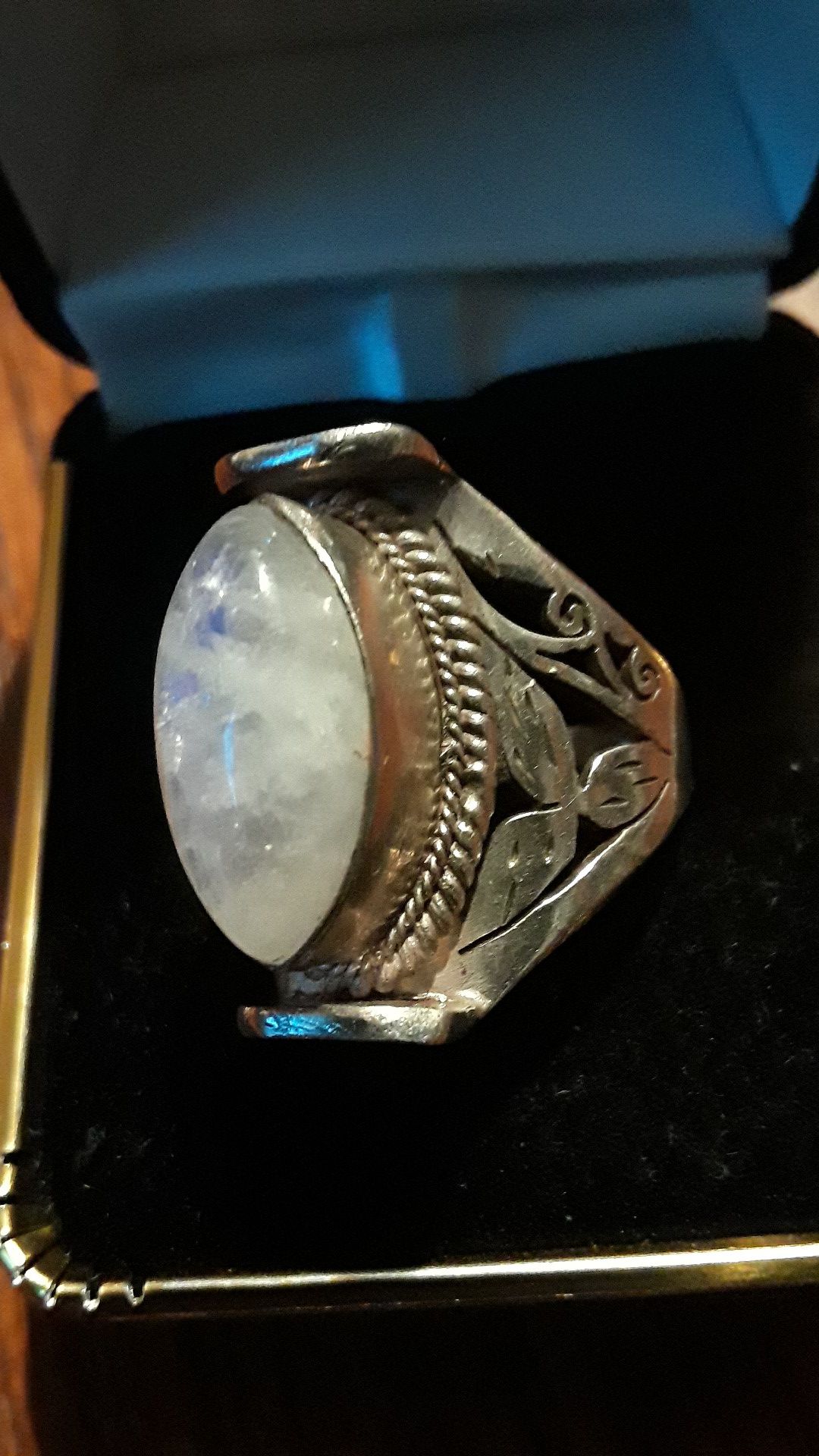 Absolutely Gorgeous Sterling Silver 925 genuine Moonstone ring. Size 9.
