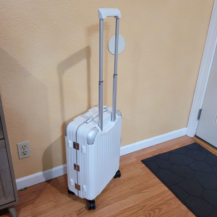 Rimowa White 4-wheels Suitcase. Size 22×15×8
