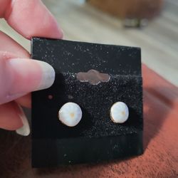 Universal Threads White Daisy Earrings