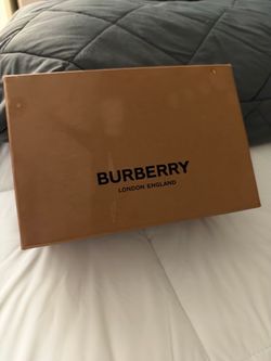 Burberry baby shoes