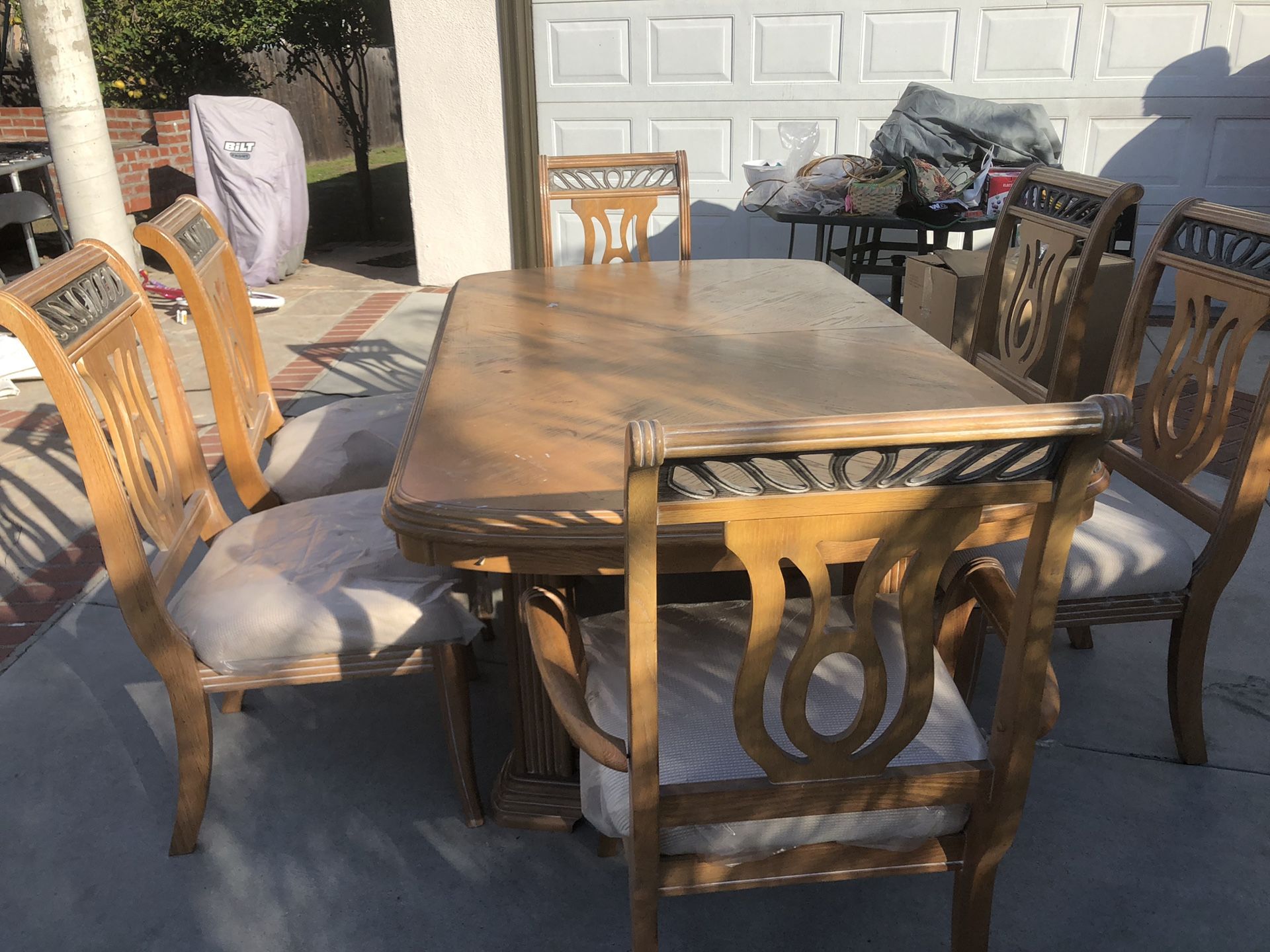 Mesa de madera con 6 sillas