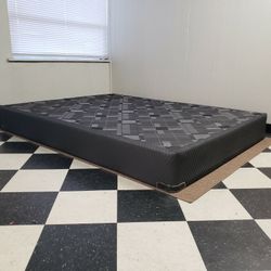 Queen size boxspring - can DELIVER almost anywhere for $20 extra - gently used and in very good condition 😍