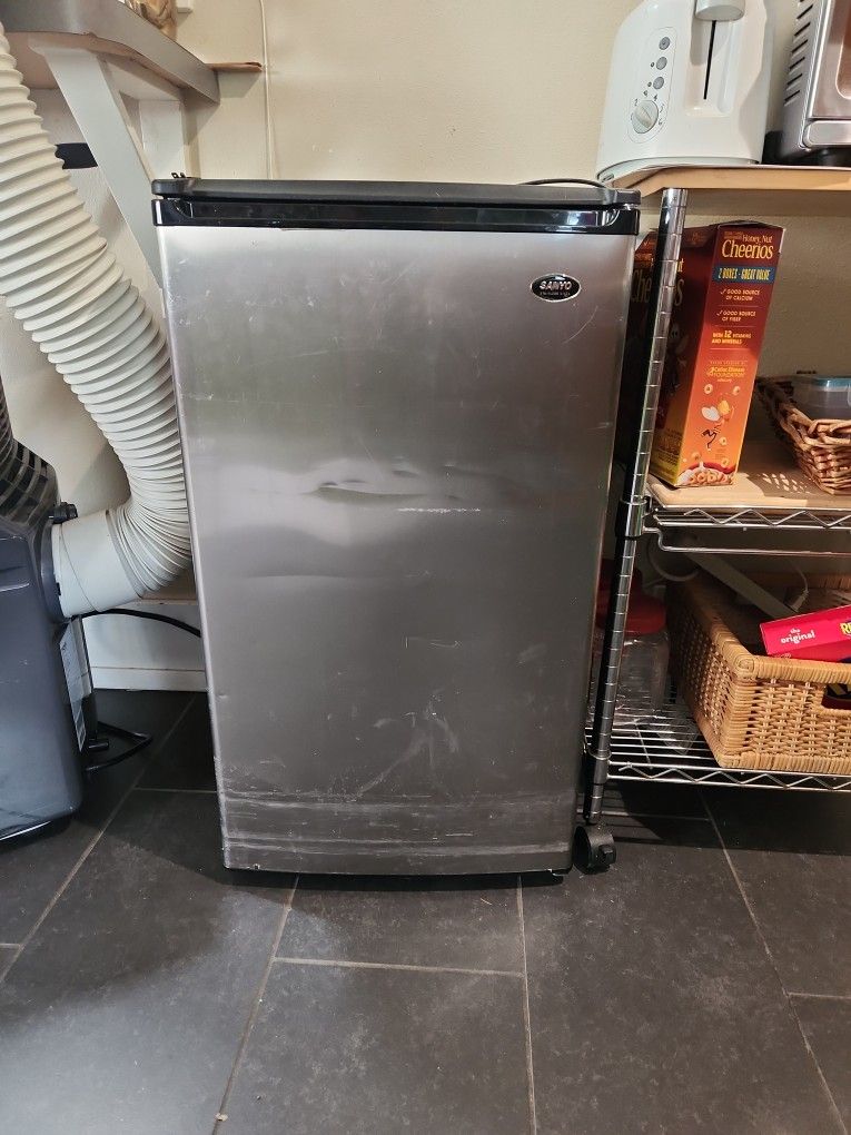 Small Under Counter Refrigerator